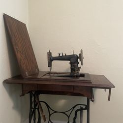 Early 1900’s Antique Singer Sewing Machine