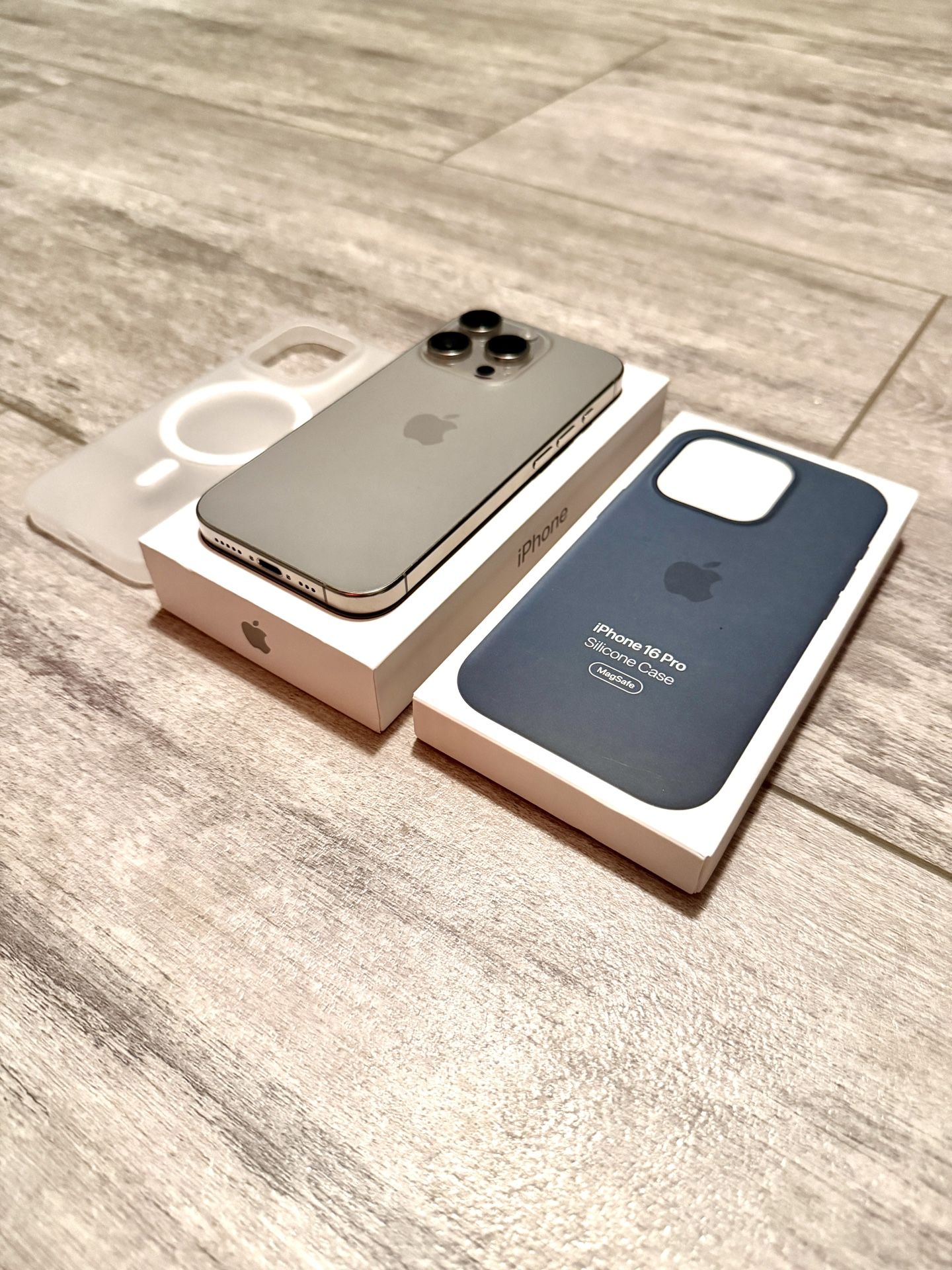 iPhone 16 Pro 512gb Unlocked Titanium With 2 Cases