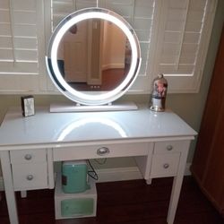 Vanity With Mirror Very Elegant Looking 