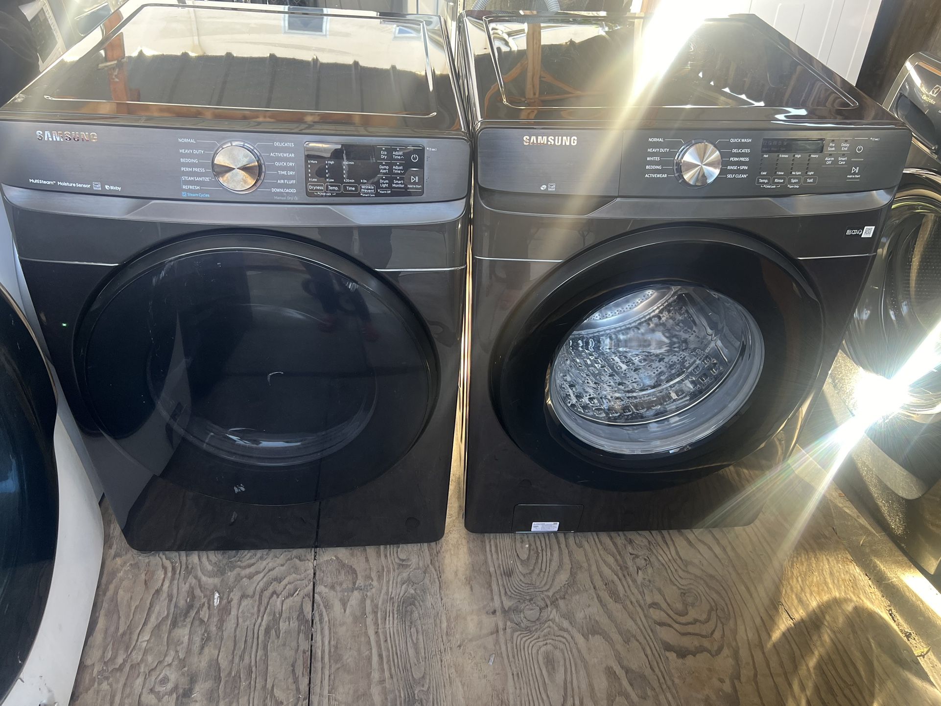 Samsung Front Load Gas Washer and Dryer with a three-month warranty. Free delivery in the Oakland area. Outside the Oakland area, there is a charge de