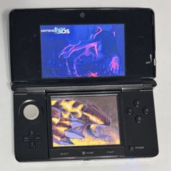 Cosmo black Nintendo 3ds with 688 games
