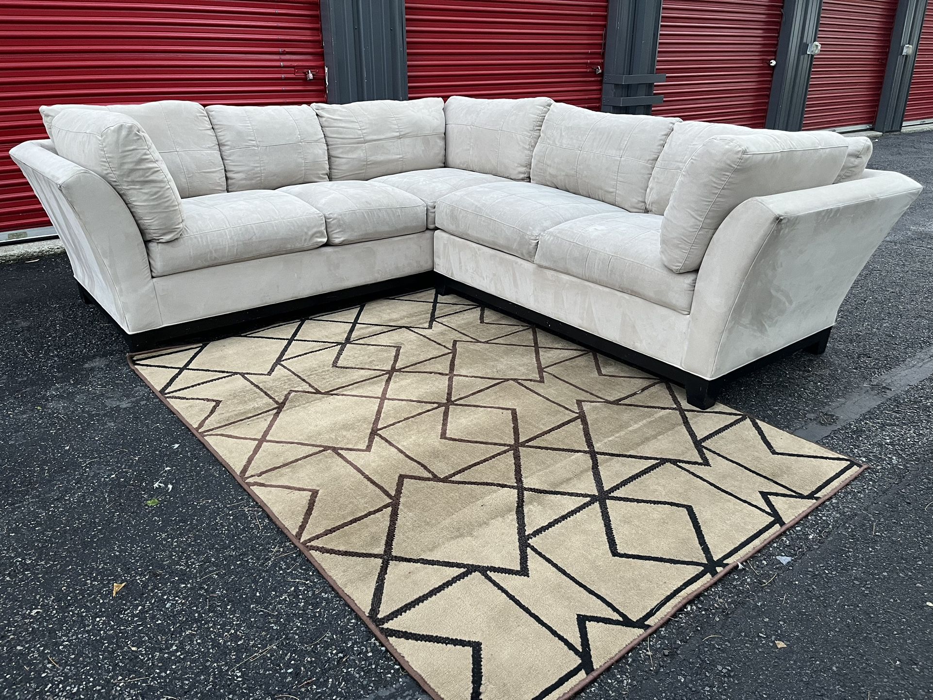 Sectional Couch!! Delivery Available 🚚!! Dimensions: 115” x 107” Length x 31” Height x 42”’Depth