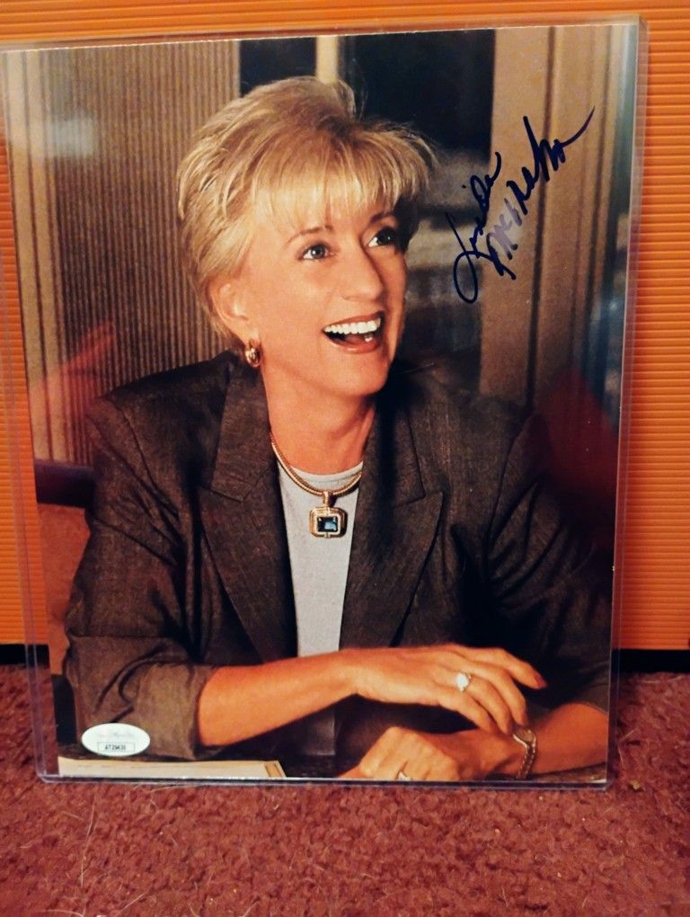 Linda McMahon Signed Photo JSA Authenticated