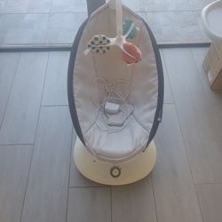 4 Moms Electric Baby Bouncer / Rocker