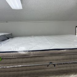 CALIFORNIA KING SIZE DREAMCLOUD MATTRESS & BOX SPRINGS BED SET