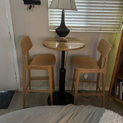 Table-Chairs-Lamp