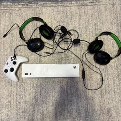 Xbox Series S + 2 Gaming Headsets