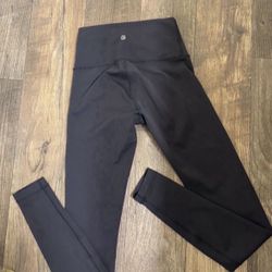 lululemon wunder under TRAIN legging sz 4. black. 28in. good condition 