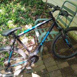 TREK 028 MOUNTAIN BIKE,21SPEED W/TRIGGER SHIFTERS,21IN.FRAME W/26 IN WHEELS,VERY GOOD CONDITION ASKING $200  OBO.