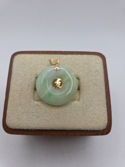 ROUND JADE PENDANT