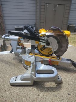 DEWALT 20V MAX 7-1/4  CORDLESS SLIDING MITER SAW