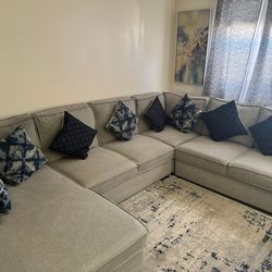 4 piece sectional couch with storage. Left Arm (pillows included)