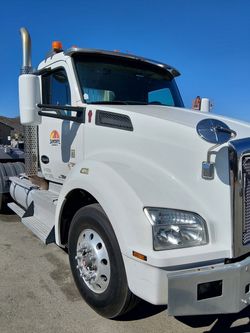 Kenworth Semi Truck White Day Cab