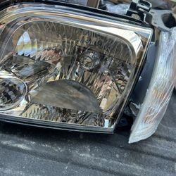 05-07 Toyota Tundra/ Sequoia Headlights 