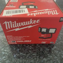 Milwaukee M18 Rover Dual Power Flood Light -Brand New