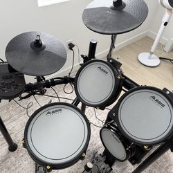 Alesis Mesh Electronic Drum Kit + Donner Drum Amp (Great Condition)