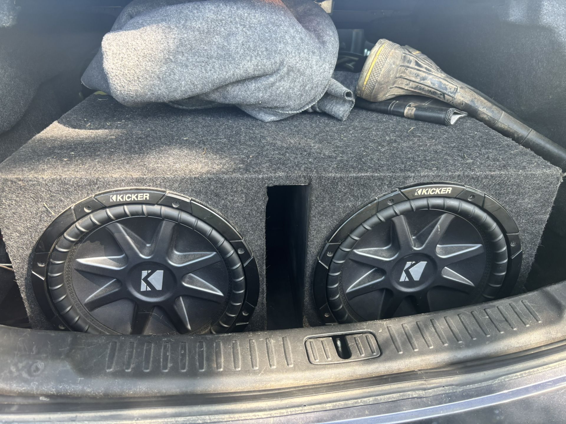 2 12 In Kicker Comps In Box. With 2500watt Amp