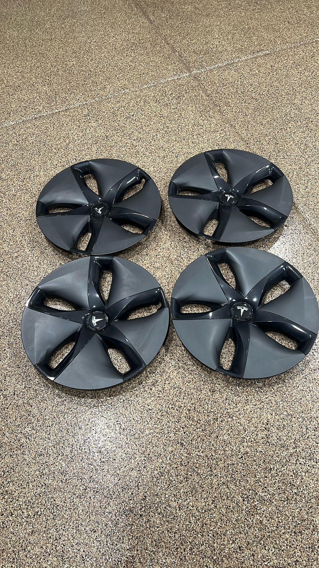 Tesla hubcaps Model 3