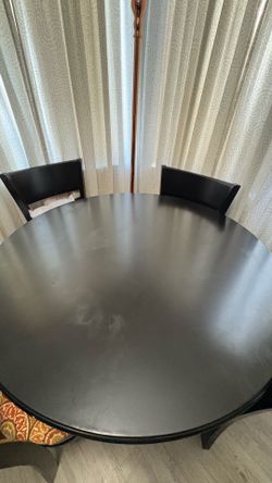 Round Dining Table with 4 Chairs – Excellent Condition