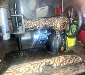 Decorative miniature metal sewing machine figurine