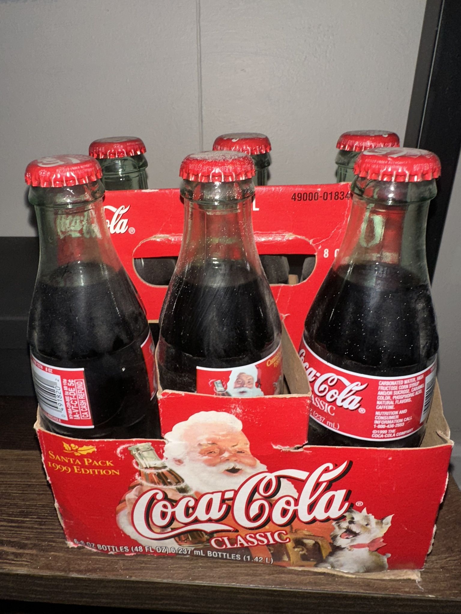 Coca Cola Collectible Vintage 1999 Classic Santa Pack featuring six 8oz glass bottles.