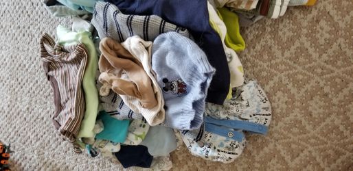 Lot of baby clothes 0-9months and blankets