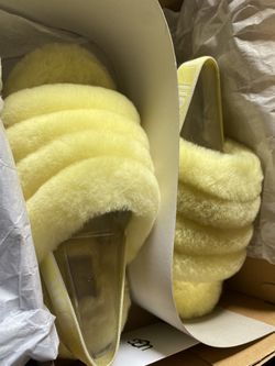 UGG slides size 4