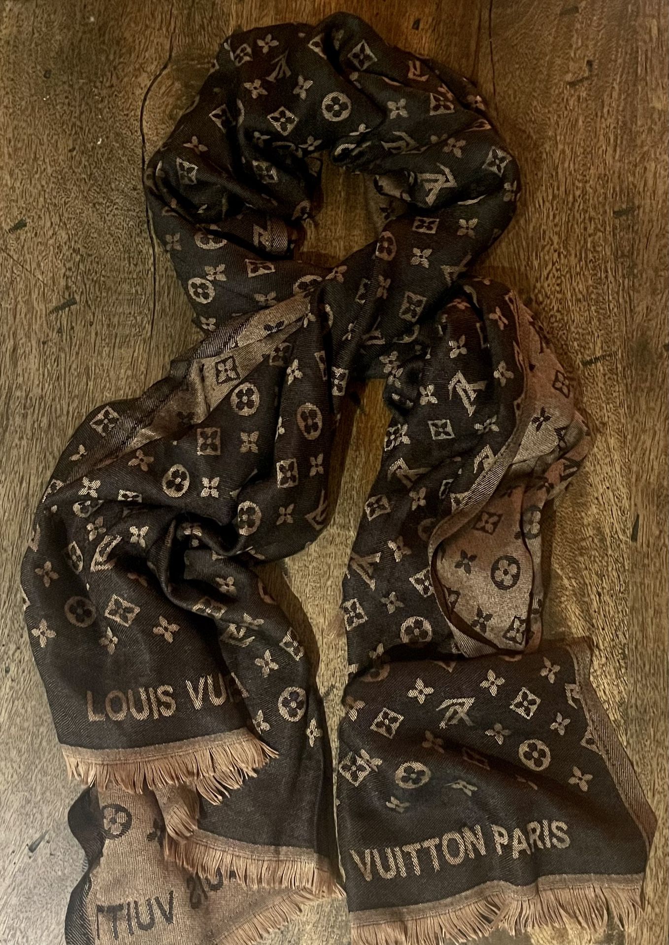 Louis Vuitton beanie & scarf set for Sale in Sunnyvale, CA - OfferUp