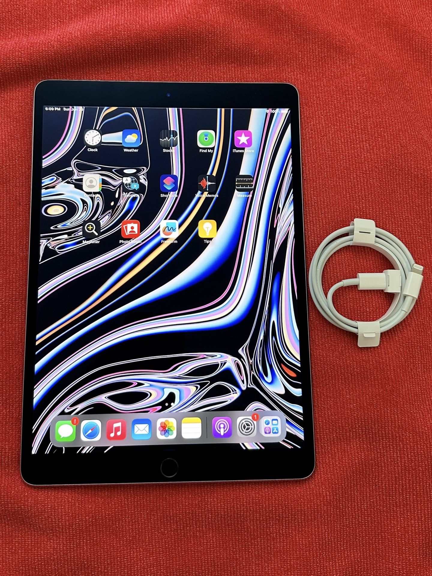 Apple IPad Pro 10.5 Inch ( Wifi + Cellular Sim ) Unlocked