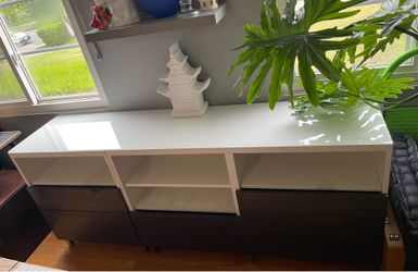 Fan-taz-tik Excellent condition glossy bureau / console / entertainment center with drawers!!