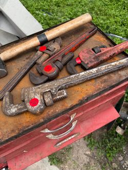 Pipe wrenches