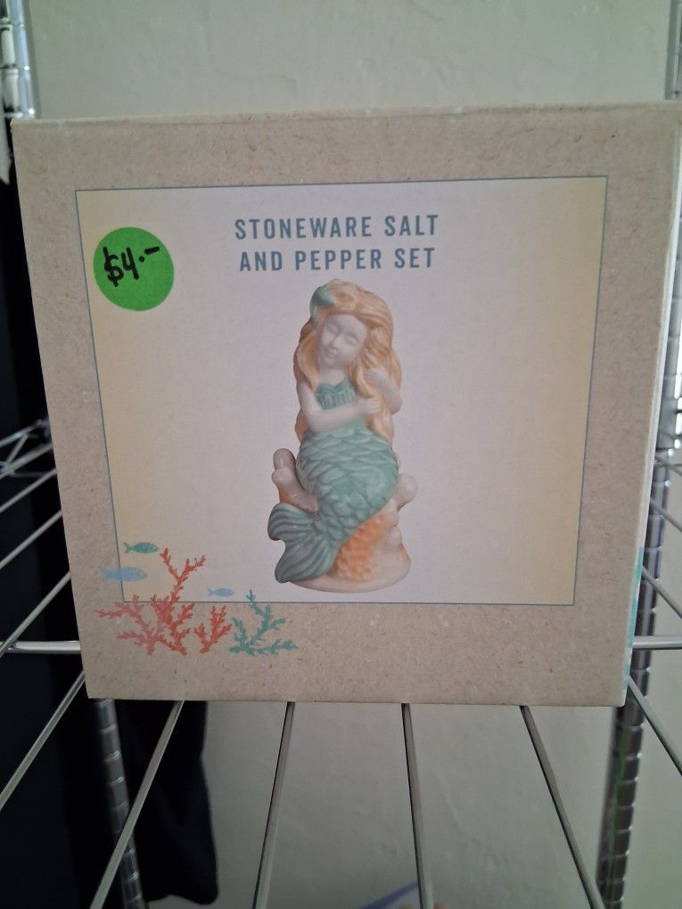 Salt and pepper shakers set