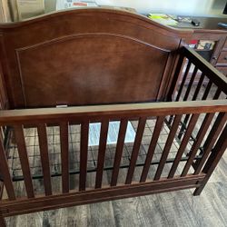Crib for baby // DaVinci 4-1 convertible crib for sale! (Model M12801)
