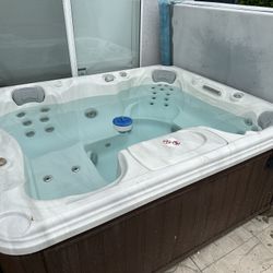 Sundance Montclair Hot Tub 