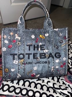 Beautiful Marc Jakobs bag w/ wallet , makeup case