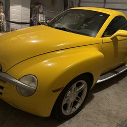 COLLECTORS ITEM. Chevrolet SSR VERY FEW MADE (SUPER SPORT ROADSTER)