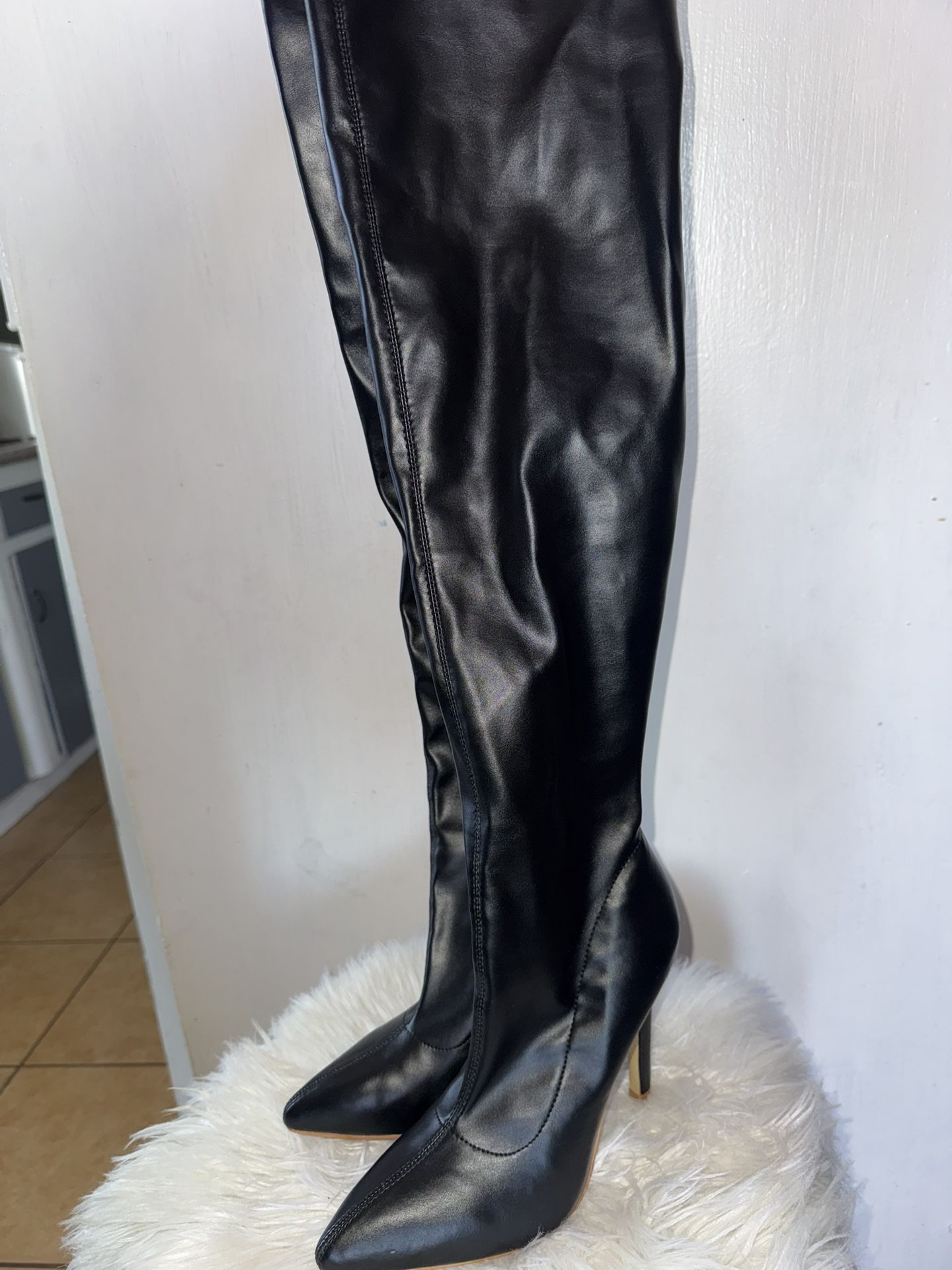 Black High Knee Boots