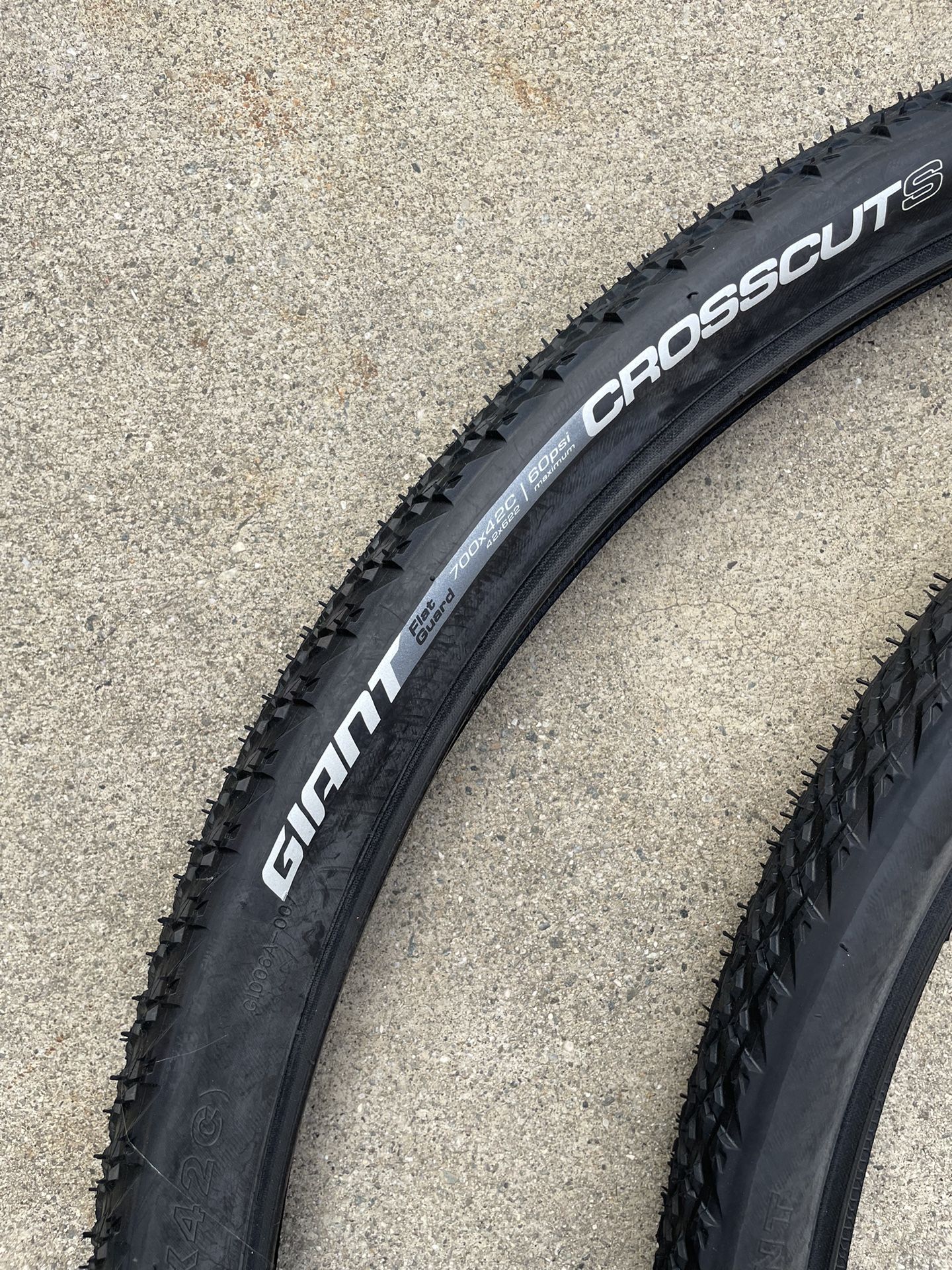 Giant Crosscut 700c X 42c Gravel Tires. New