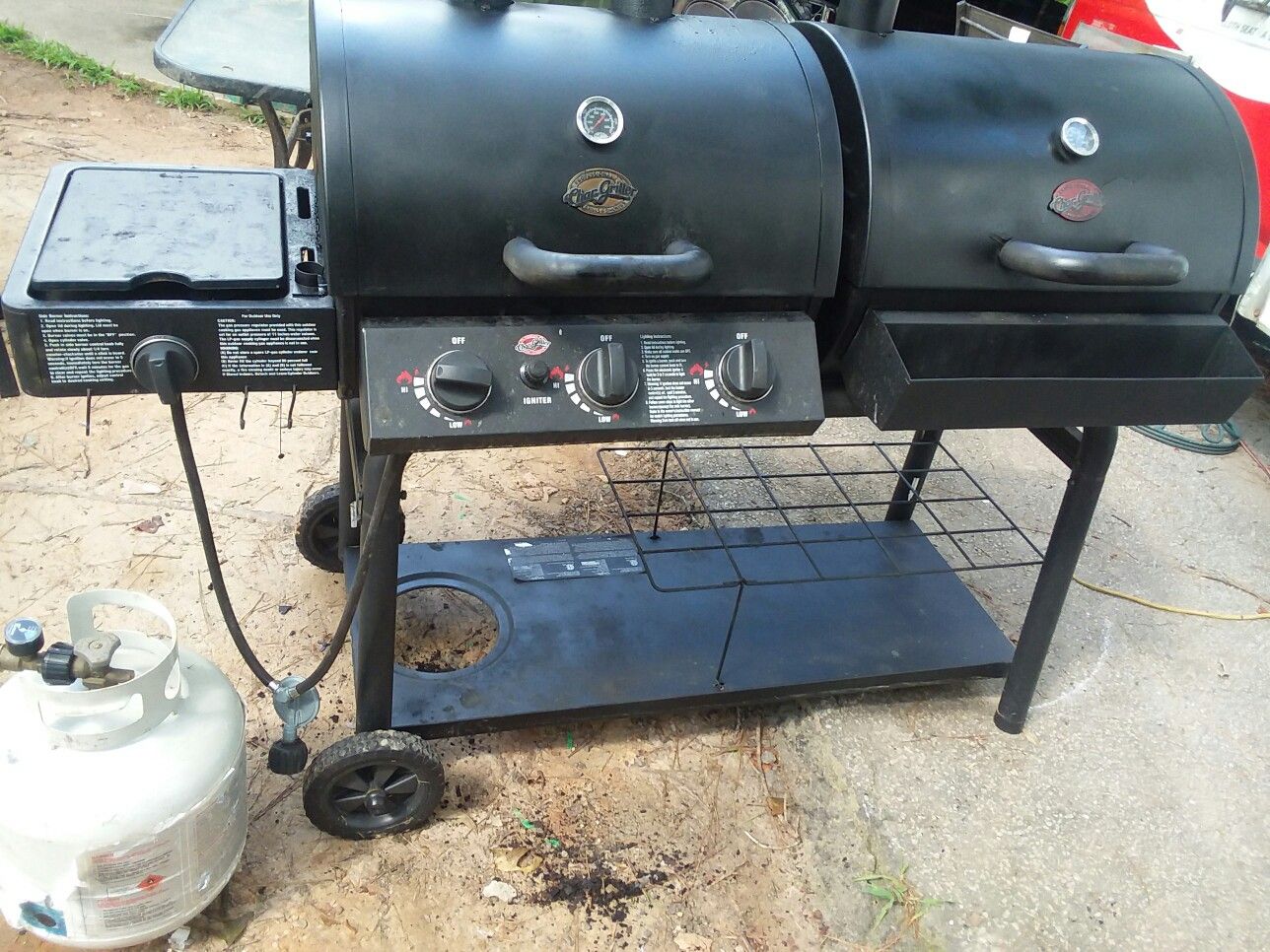 Charcoal/propane grill with tank