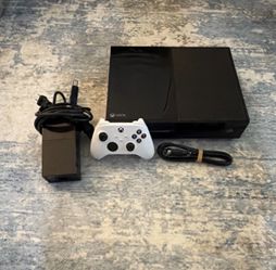 Xbox 1 comes with all cables works perfectly comes with brand new controller
