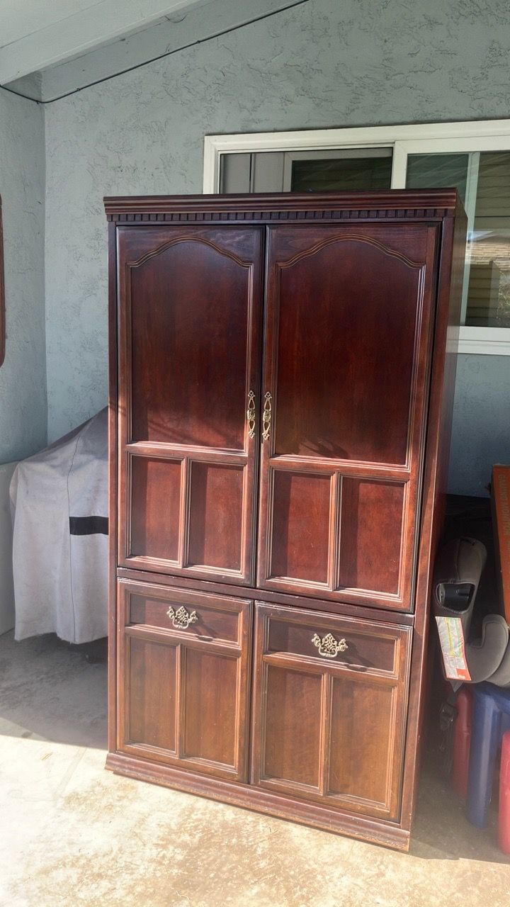 Normal Chula TV Entertainment Cabinet z ‘n for Sale in Chula Vista, CA - OfferUp