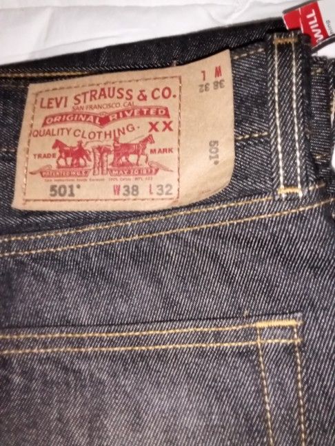 Mens Levis 38x32.