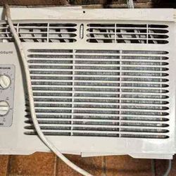 Frigidaire 5,000 BTU Window Air Conditioner - works great!