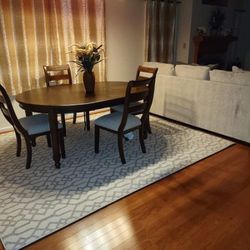 Like  New  Removable leaf  Dinning set  w/ chairs