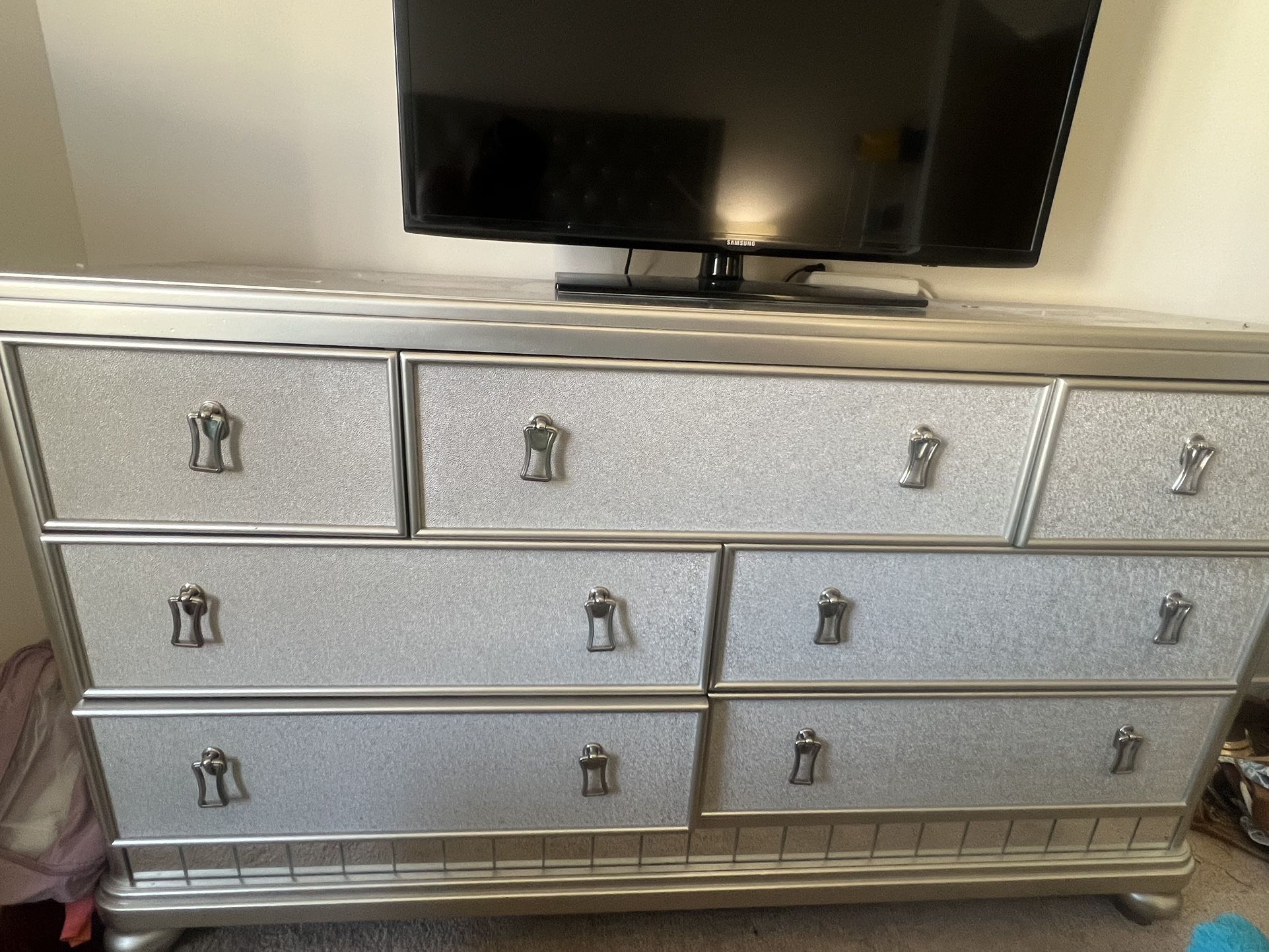 Dresser With 7 Drawers