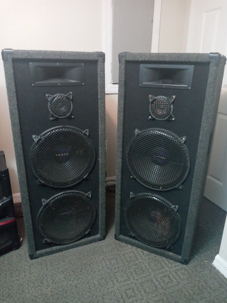 2 Pro Studio Speakers