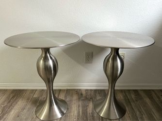 Set of two side tables