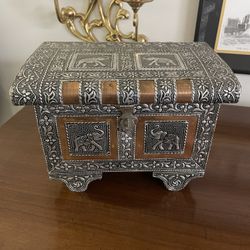 Vintage metal elephant jewelery / storage Box