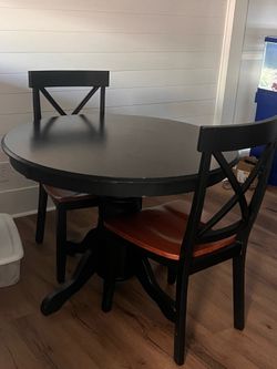 Round Dinner Table w/2 chairs