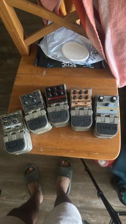 Line 6 pedals and peavey amp valve king tube amplifier and B52 speaker
